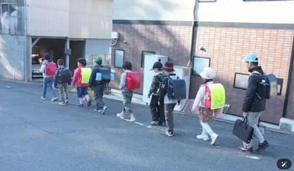 太奇葩了！日本不少小学至今还让男生女生待在同一个房间换衣服。有个女生小时候在班里