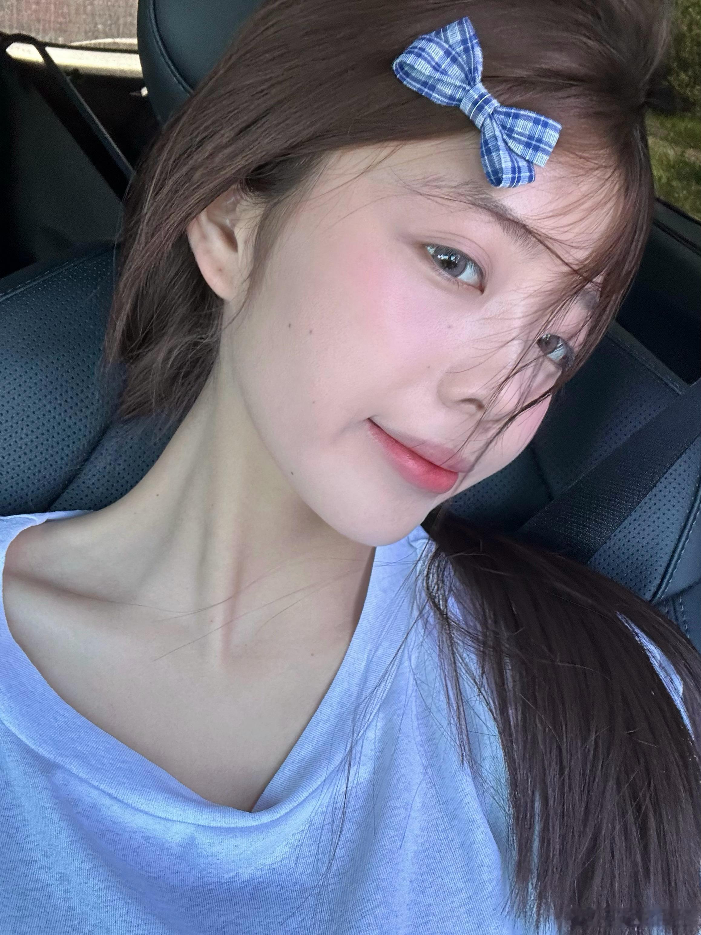 前两张蝴蝶结发卡链接在最后一张包括我今天发的 抖音评论区有姐妹问这条牛仔破洞裤，