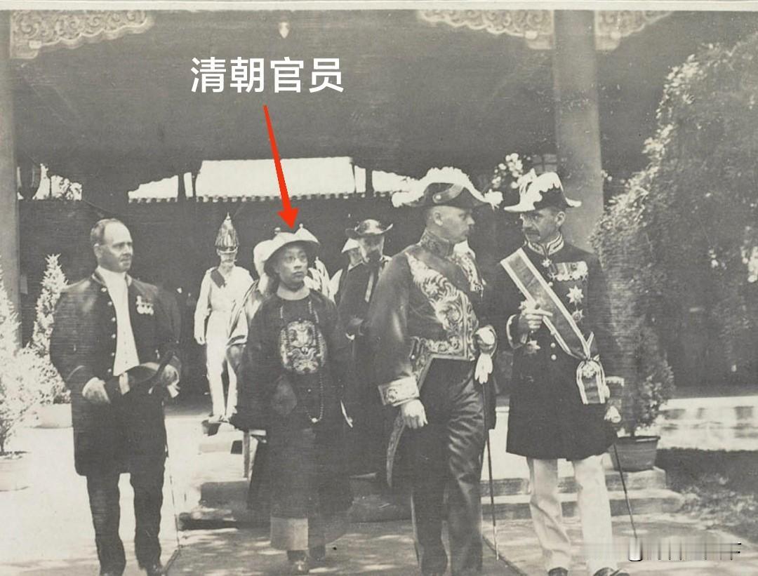 清末洋人外交官和清朝的官员共同出行的画面。可以看到西洋人身材普遍非常高大，陪在旁