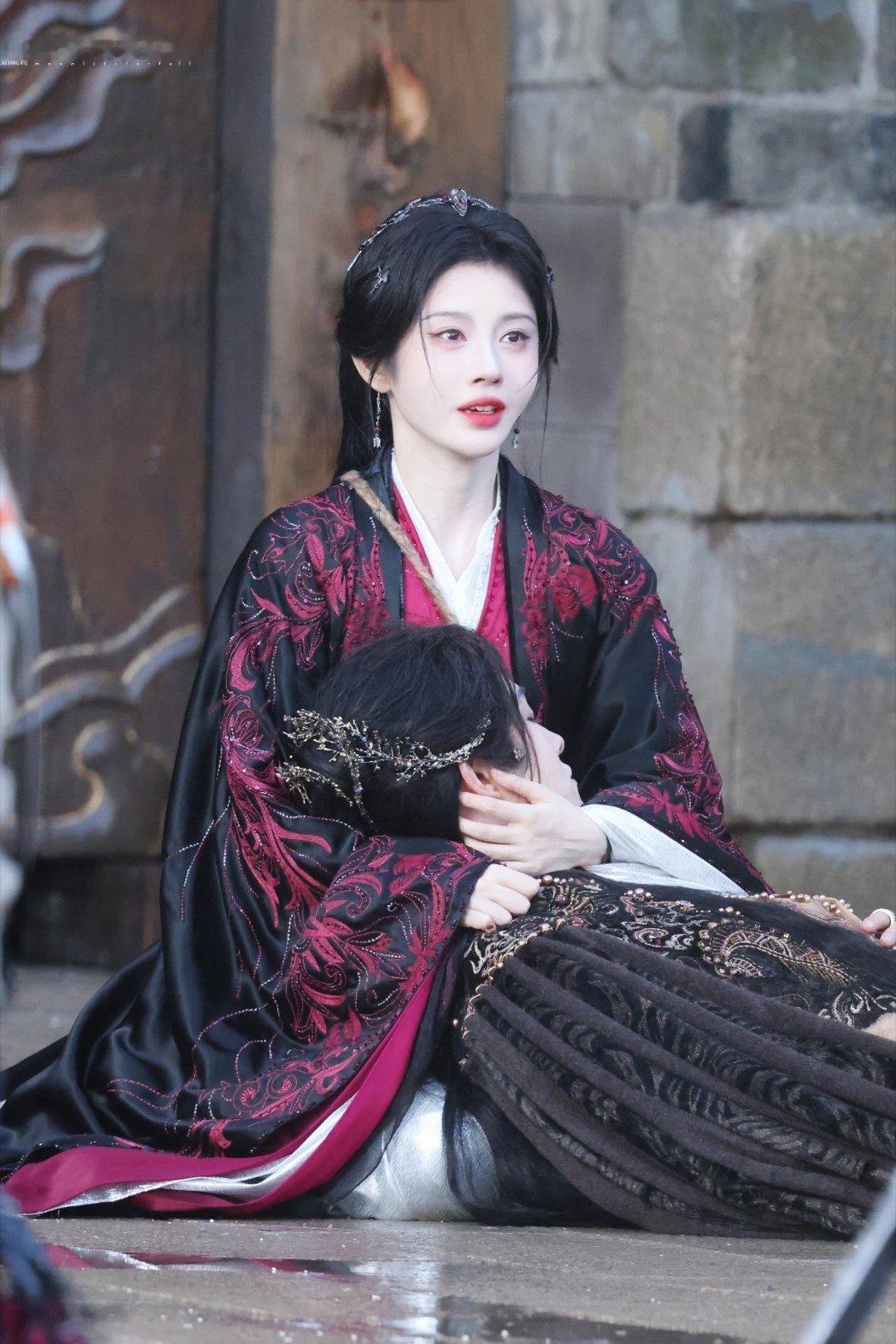 jjy鞠婧祎万花世界 jjy鞠婧祎苏绿夏 “玫瑰之所以是玫瑰，是风与光的眷顾，更