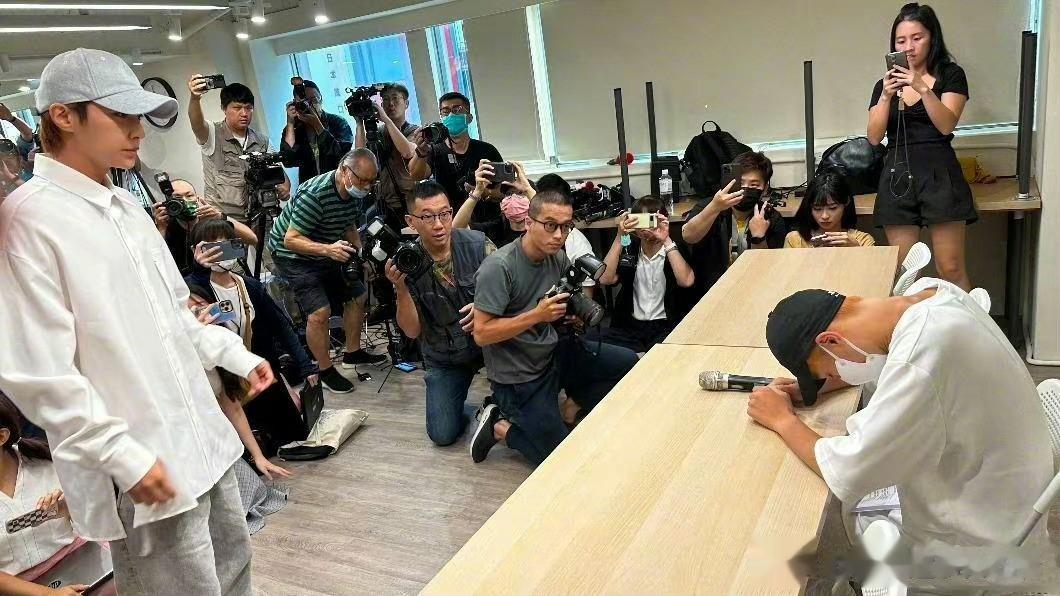 这几天可能是炎亚纶这辈子最高光的时刻了吧？

是 gay，又独， 又同时交往三个