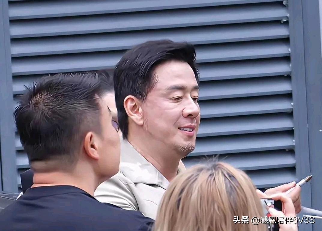 哎呀，杨坤这是悄然“更新版本”了？最近有网友碰到他，一看照片我愣住了。他标志性的