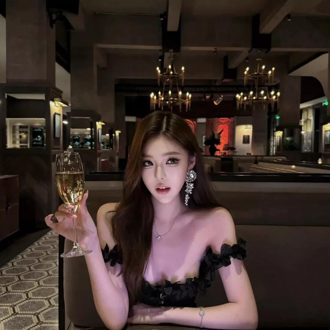 夜幕下的酒吧，优雅地举起香槟，享受美酒与时光。酒吧 酒吧微醺瞬间 红酒夜景 酒吧