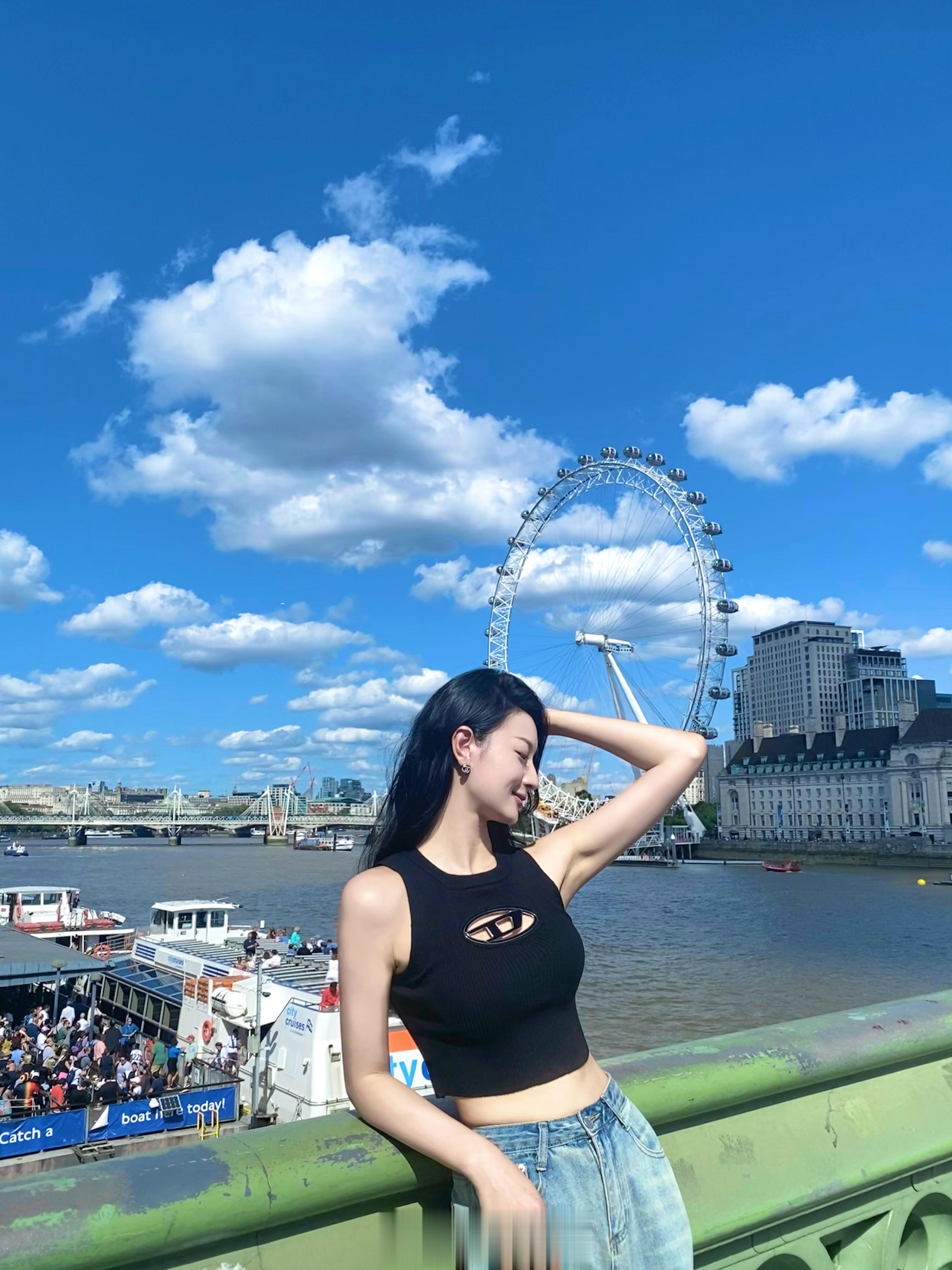 “我走在你喜欢的电影场景里”  ​​​