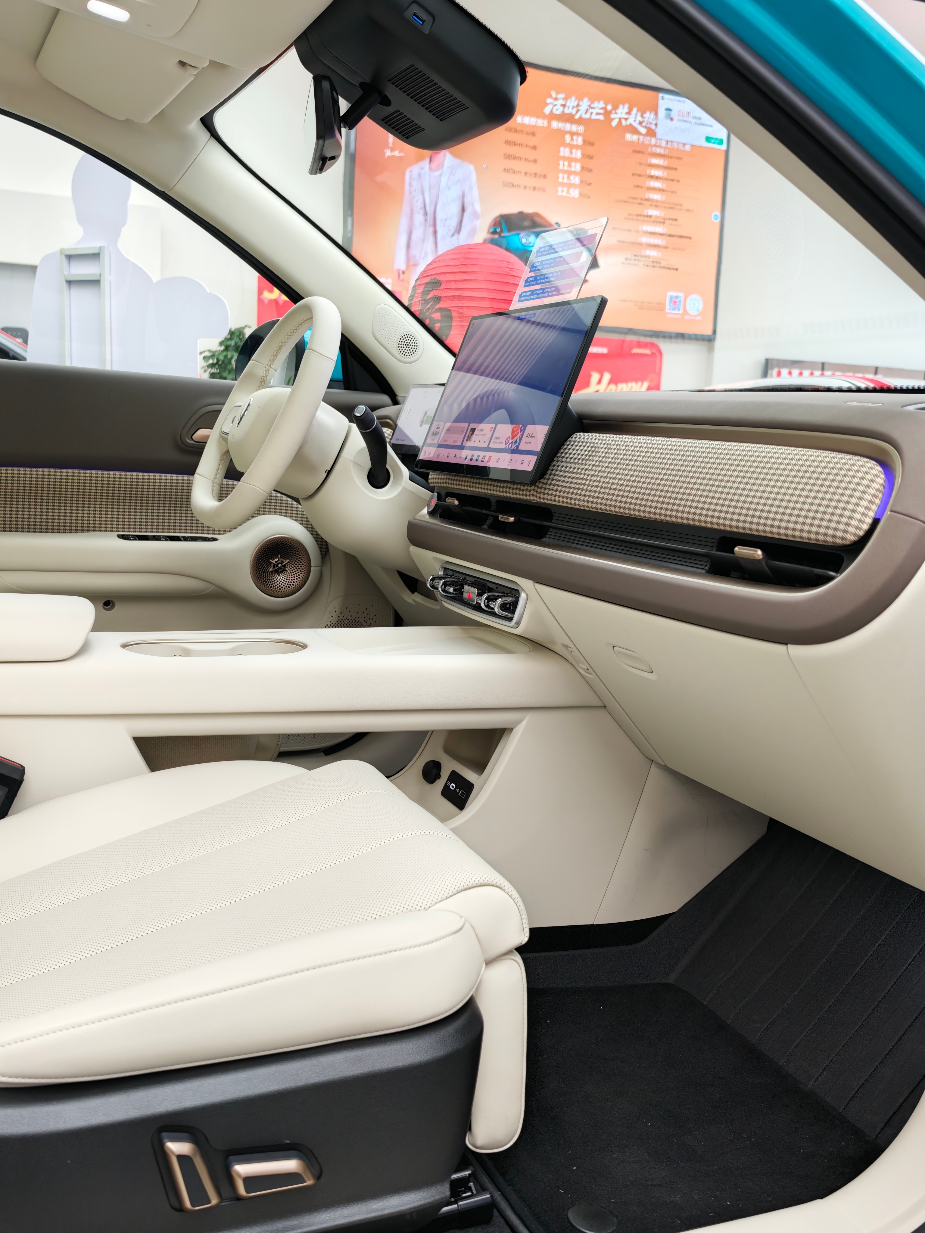 昨天去长城欧拉看欧拉 5，很喜欢这个类似保时捷千鸟格布艺的设计。家里的破烂甲壳虫