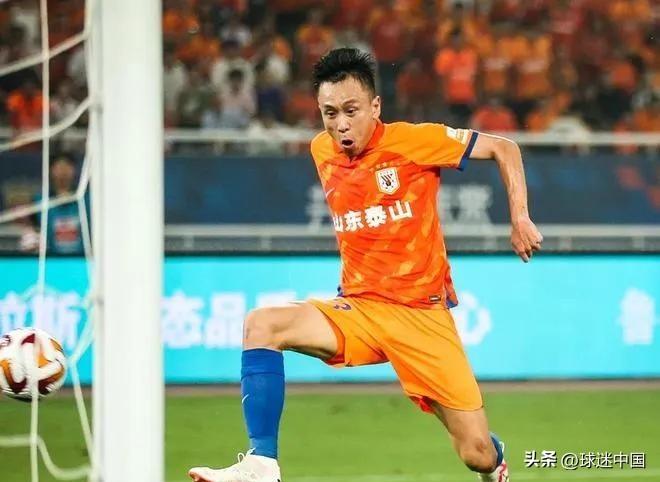 2025年夏天，当山东泰山俱乐部找到张弛，提出可以安排他租借到青岛海牛时，这位老