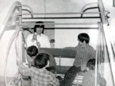 1949年秋，河北一个赶大车的王老五花了三块银元，从人贩子手里买了个瘦巴巴的逃荒