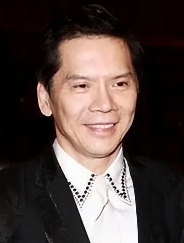 影视大佬向华强说，本来香港电影是很厉害的，风靡东南亚，因为当年香港电影有个最厉害