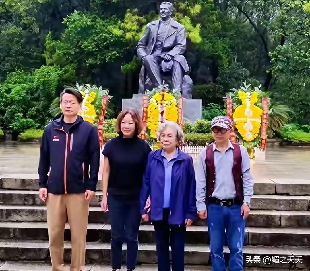 2024年，83岁的陶斯量重回故里，站在父亲的铜像前拍照留念，令人唏嘘！

陶铸