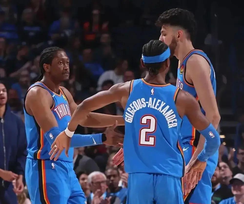 三连败！雷霆被马刺双杀
 
亚历山大19中7，杰伦13中5，切特11中4。三人加