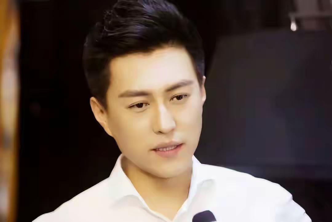 有人说靳东太“板正”，不够娱乐。但换个角度看，这种“板正”本身，就是他对这个圈子