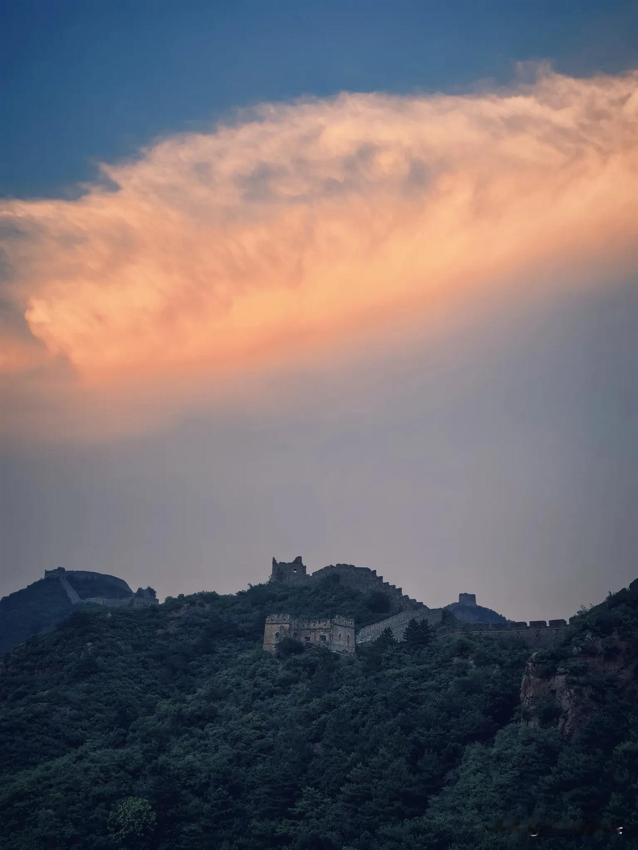 暮色四合，霞光万顷。当夕阳的余晖吻上古老的砖石，金山岭便从沉睡中苏醒。这不是喧嚣