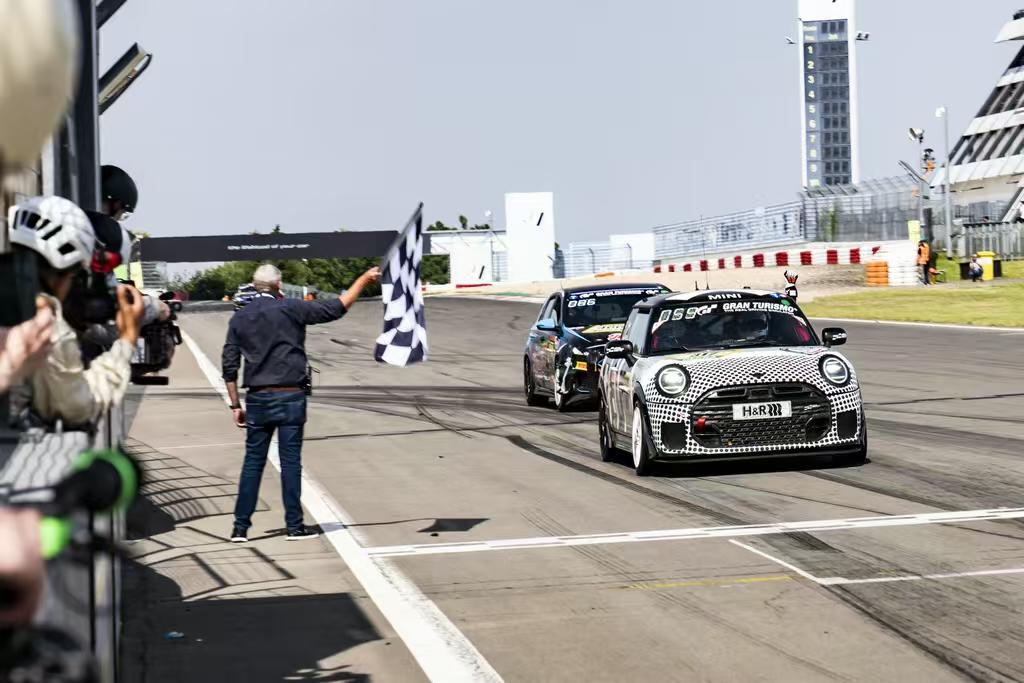 纽北 24 小时耐力赛热乎战报！MINI JCW 又双叒拿奖啦～
全新 MINI