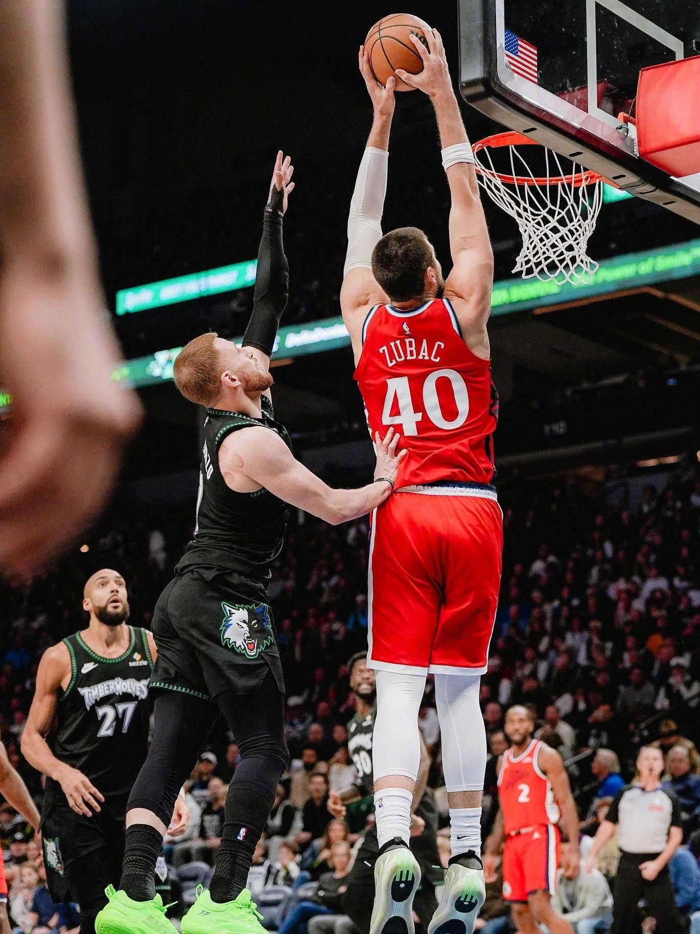 洛杉矶快船一个值得讨论的话题，祖巴茨在快船队进攻端的球权是否过高，无论是挡拆顺下