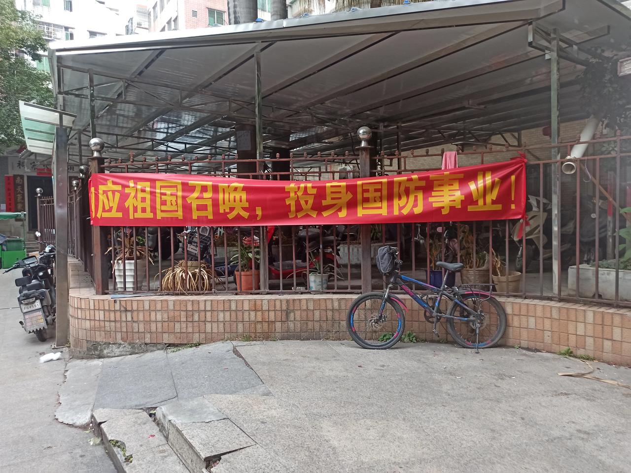 我同学孩子高考498分，在同学群里发了群消息，让大家去喝酒。

懂的都懂是什么意
