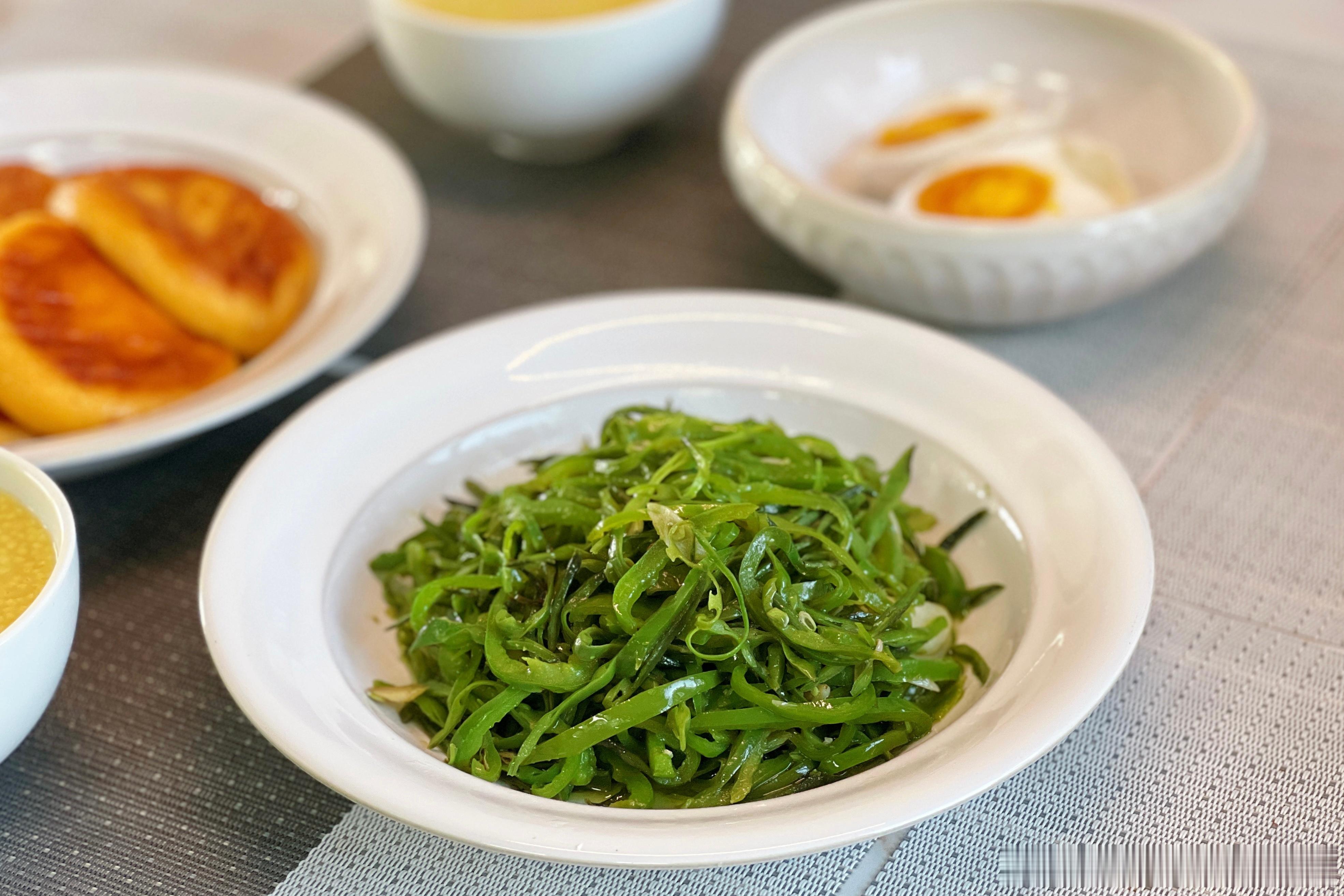 早餐地瓜糯米饼、青椒炒眉豆、咸鸭蛋、小米粥。早安～ ​​​