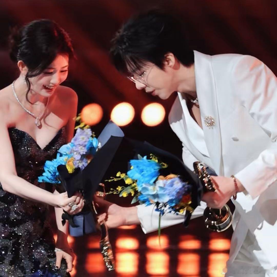 刘宇宁帮白鹿拿奖杯两个人都是人美心善