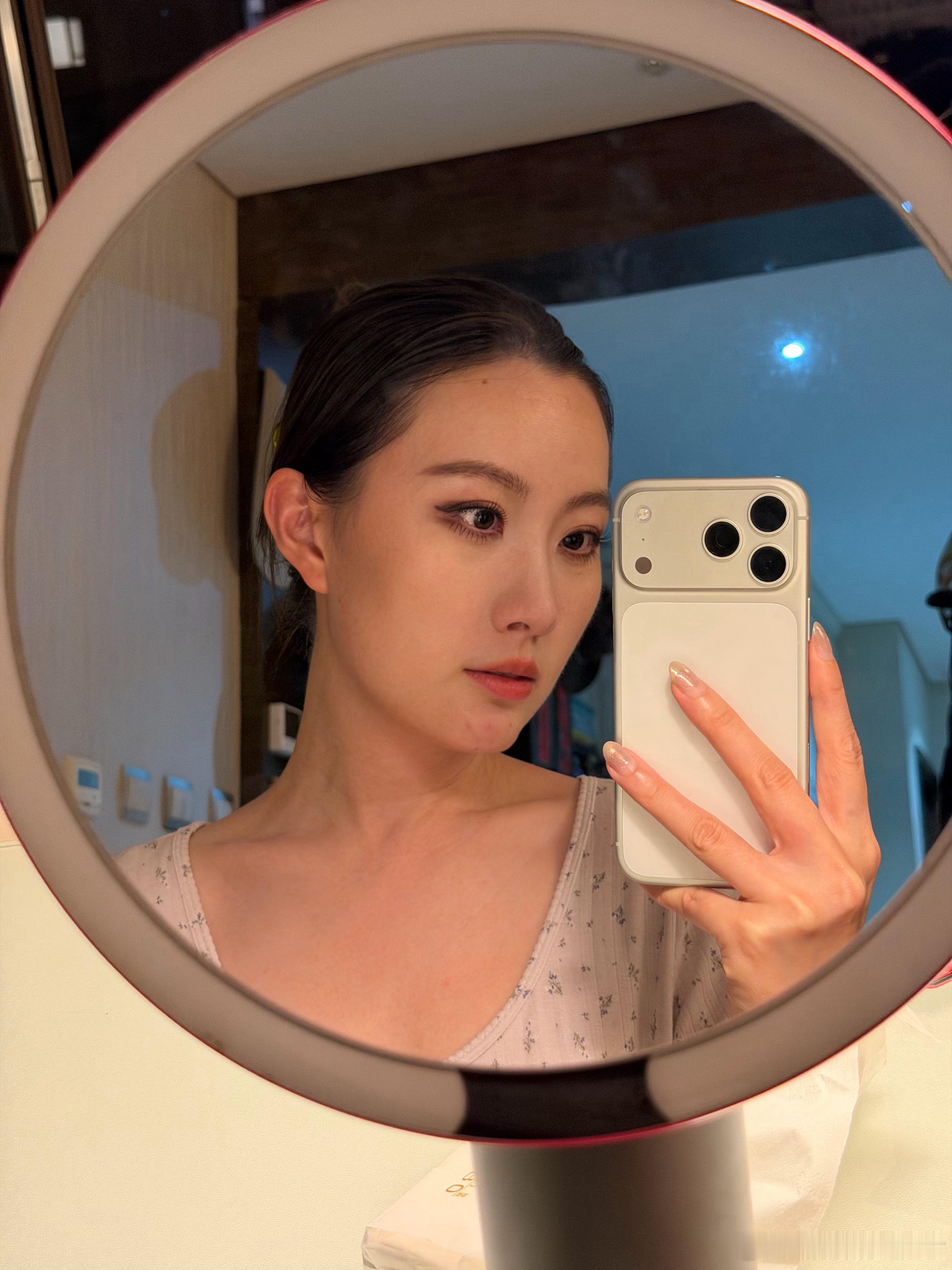 女生才懂的“睡前折腾时刻”卸妆前把想尝试的妆造尝试一下成功了自己爽 不成功也没后