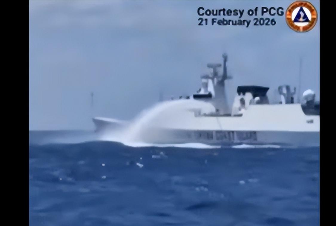 开炮真管用！中国海警船果断开炮，菲律宾50多艘舰船立即鸟兽散，夺命而逃！

新华