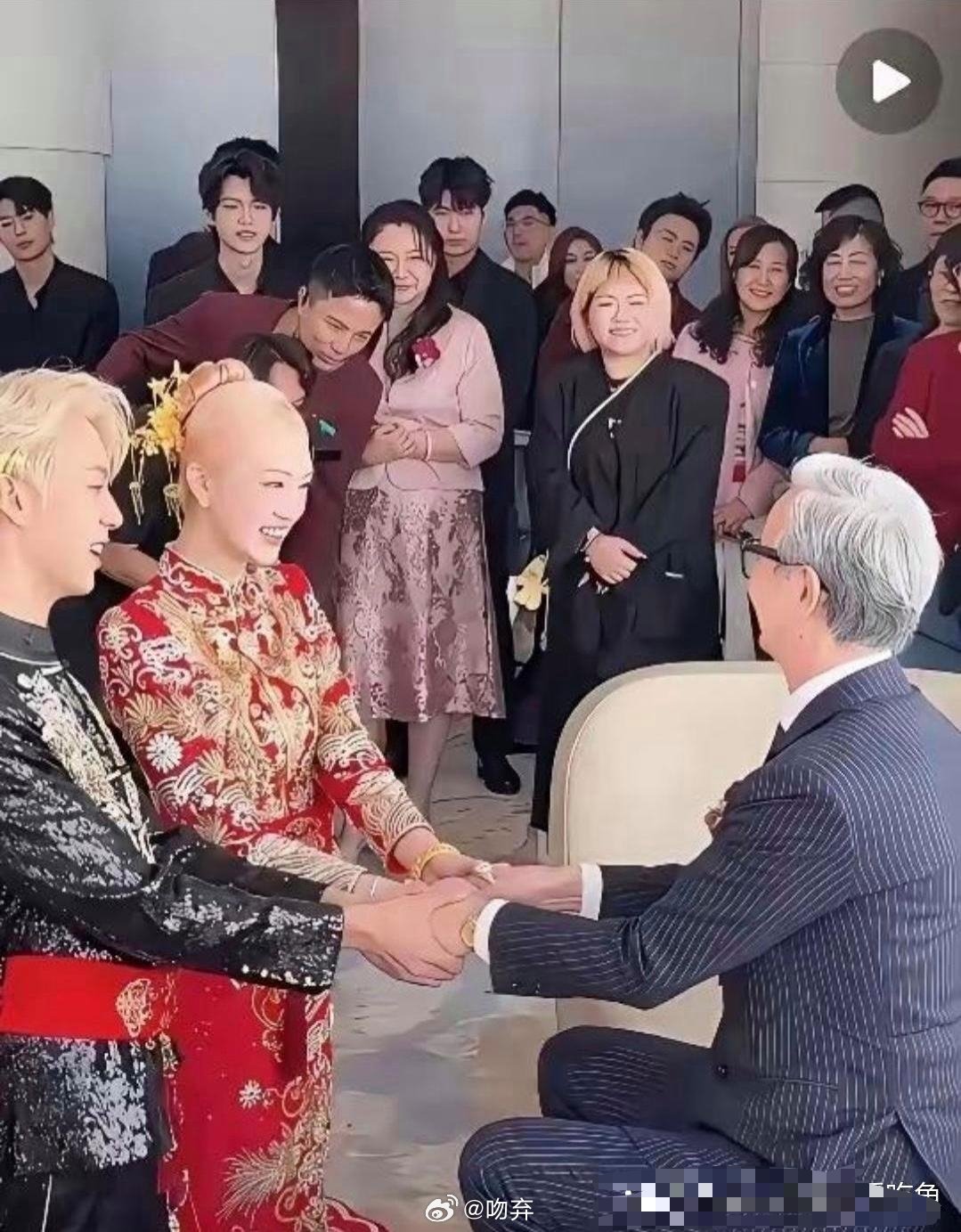 应该不止我一个人会看成光头新娘吧 