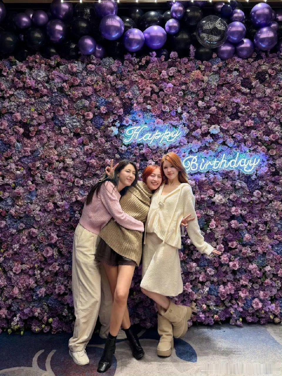 赵露思娱乐圈人缘也太好了，美女的身边也都是美女哇😯我可以加入你们嘛 