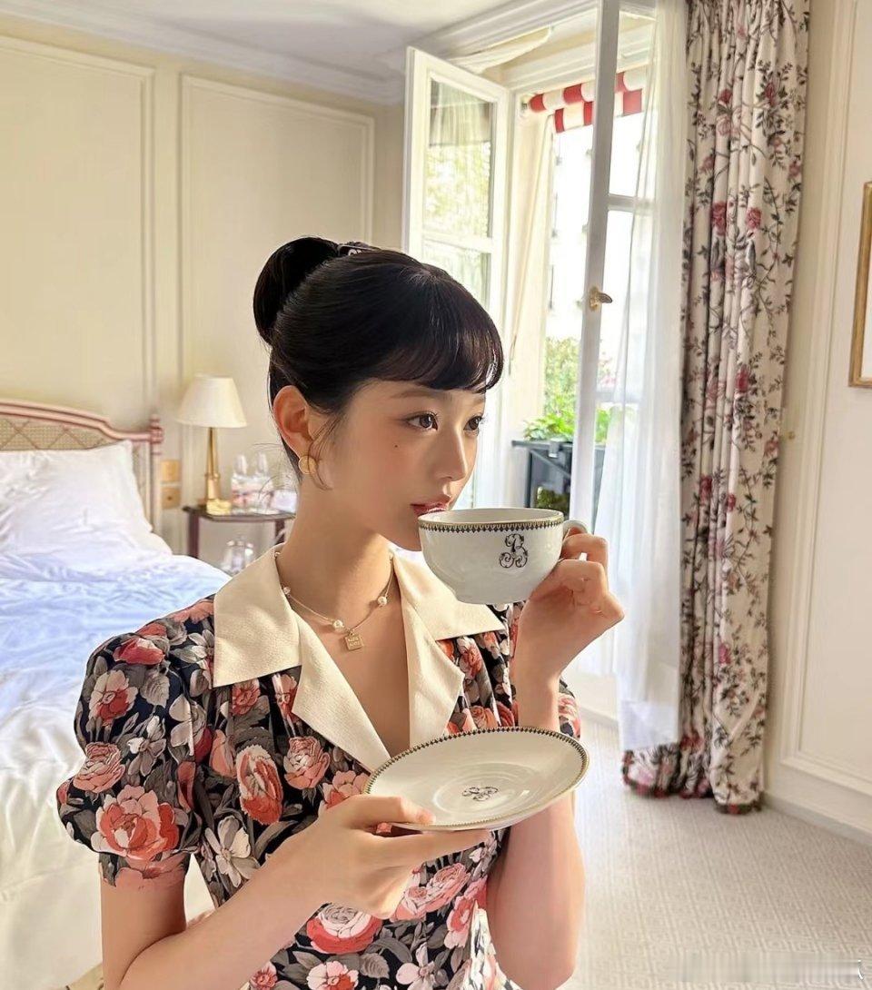 张元英在几张照片蛮有财阀千金的感觉的 ​​​