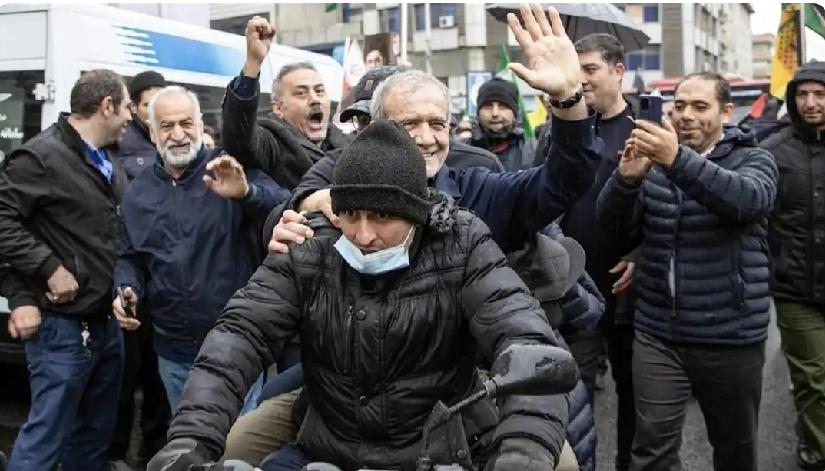 佩泽希齐扬的心态够好的，坐着小摩托穿梭大街上，笑眯眯的朝着人群打招呼。
曾经在一