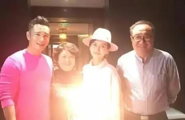 曾经幸福的一家四口，那时候的杨颖和婆婆很合得来，婆媳二人笑的很甜……