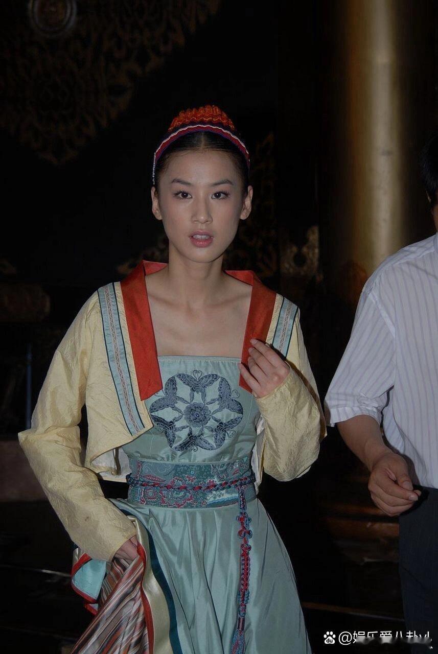 黄圣依真的超级好看！当年《天仙配》里的她一出场，那份惊艳感直接刻在观众心里！ 