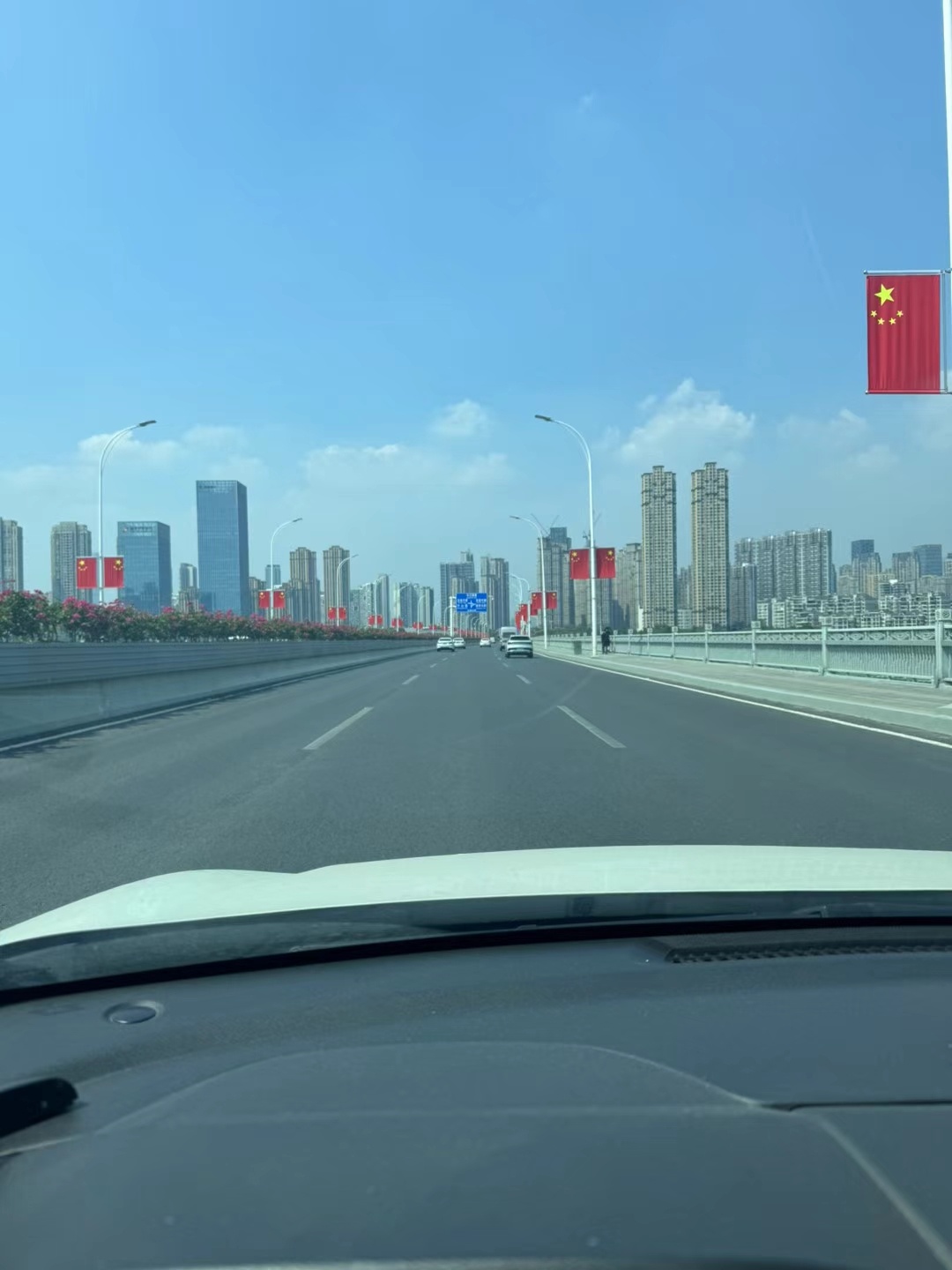 五星红旗 迎风飘扬十一真的快来了，想一想7天假期真的爽歪歪 happy起来  ​