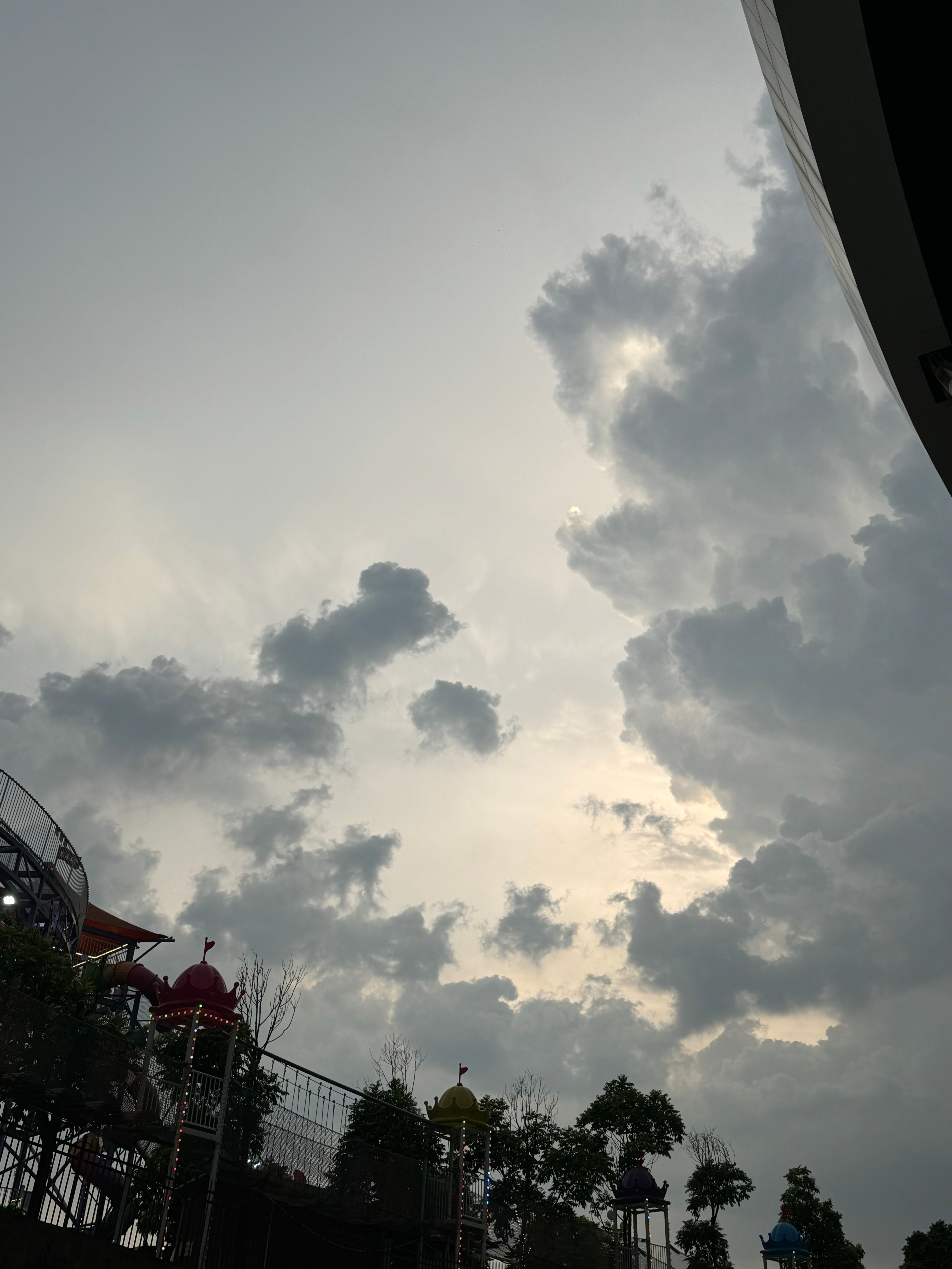 🌀台风天的晚霞真不错可惜拍不到全貌 