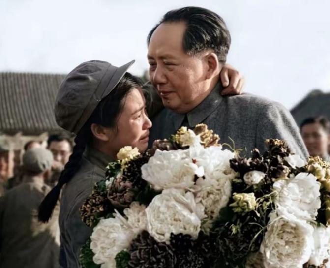 她是唯一敢当众抱住毛主席的女人，全军135万人只有154人获一等功，她是唯一的女