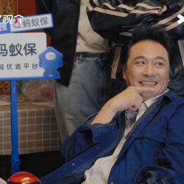 吴镇宇一笑生死难料 他笑完不说满意也不说不满意，就看着你。那个眼神比任何点评都让