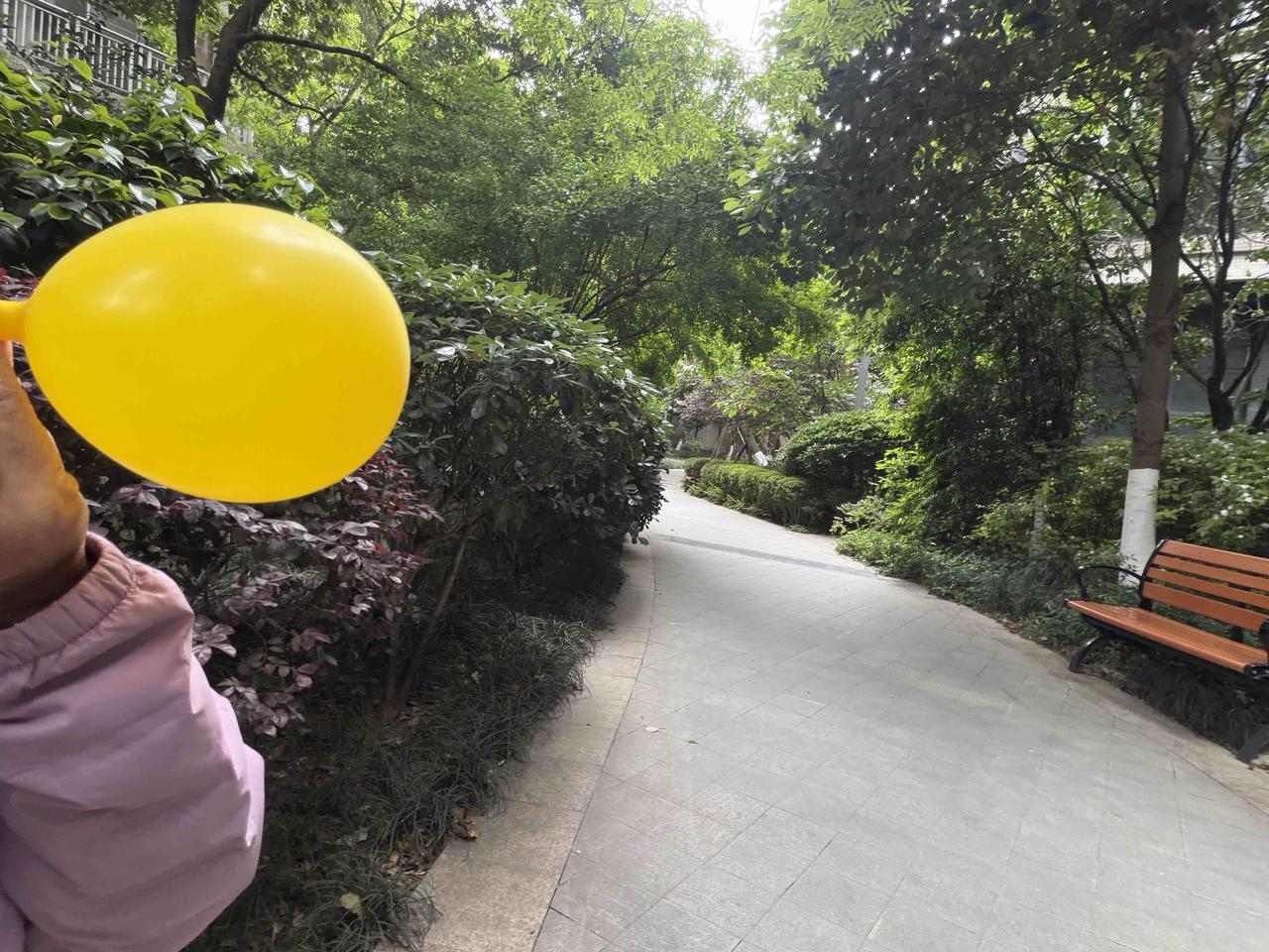 康复日记：被一只黄气球点亮的傍晚

2026年4月23日 晴

今天下午在院子里