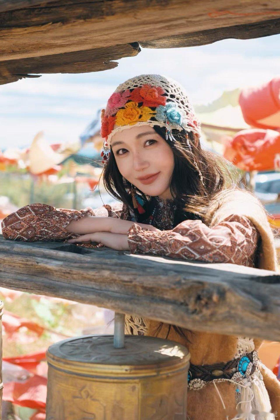 原来靳梦佳也是颜控来的镜头里的靳梦佳尽显可爱本色，挑选座驾时不执着于数据配置，而