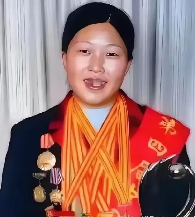 1985年，19岁殷玉珍被父亲强迫嫁给沙漠农户白万祥，新婚夜，她躲在角落哭，可谁