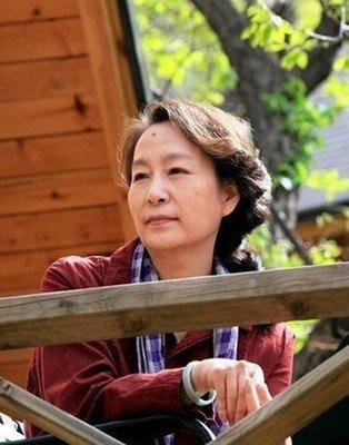 近两日，关于奚美娟的各类争议在网络上愈演愈烈，话题清一色指向所谓的 “人品问题”