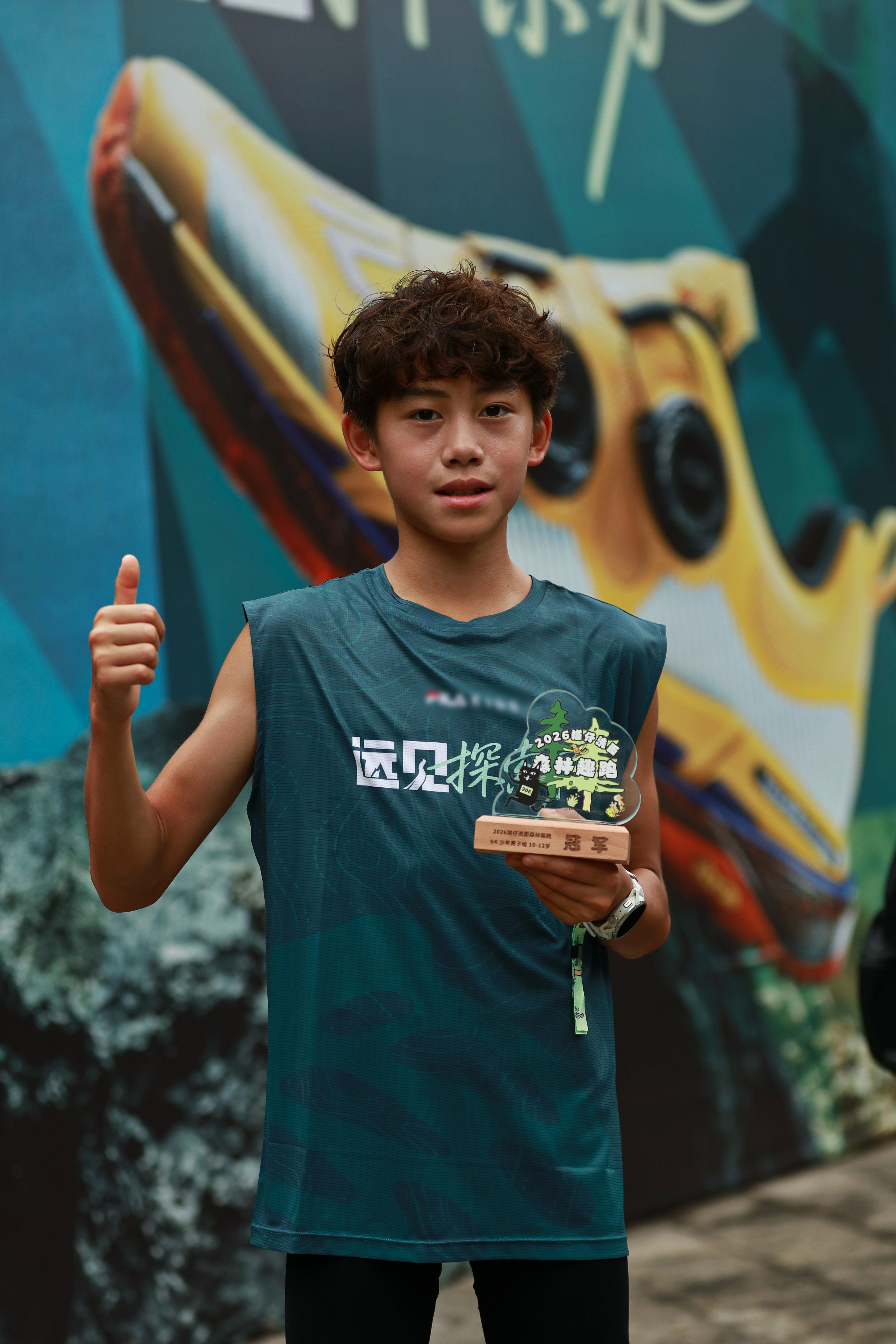 广州暴雨定格少年心气最美的模样广州小朋友浑身是泥也依旧全力冲线真的被这群小朋友狠