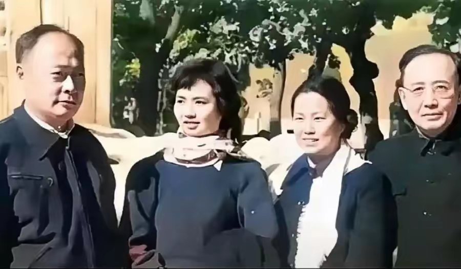 这张珍贵的合影拍摄于上世纪中后期，从左至右分别为陈毅、张茜、于立群与郭沫若。四位