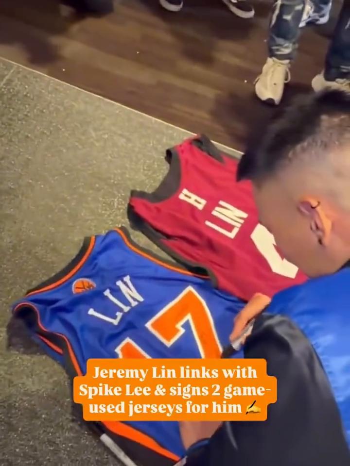 王牌见明星，材书豪G3现身MSG球场，为斯派克·李签名。
Jeremy Lin 