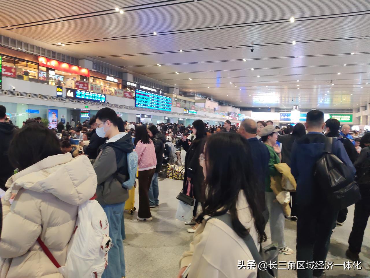 无锡 今天正好是无锡马拉松比赛，好多人都来参加马拉松比赛。无锡火车站的客流量简直