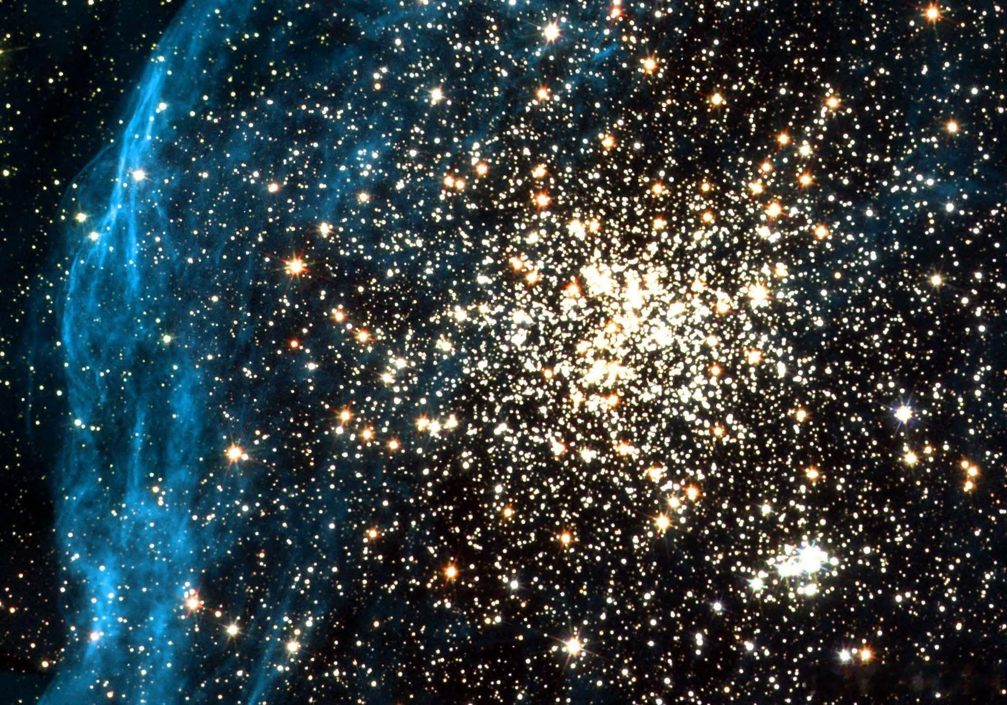 在大麦哲伦云广阔的恒星育婴场中，NGC 1850 作为一处壮观的双星团熠熠生辉—