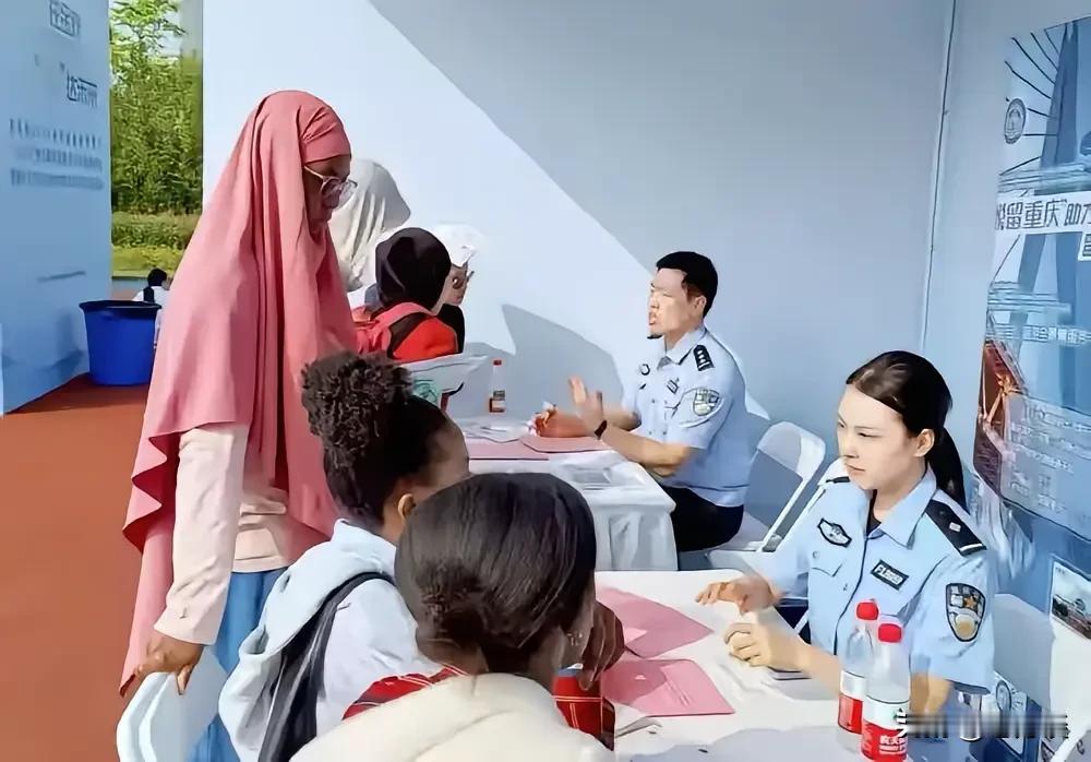 重庆公安打通了外籍留学生在重庆就业的快捷通道，让这些外籍留学生在重庆落地生根，为