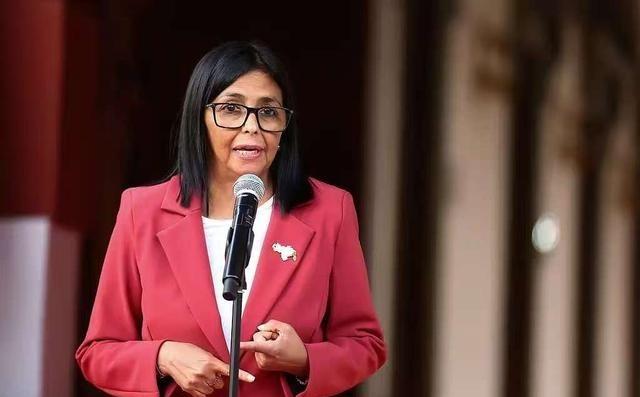 罗德里格斯的“代总统”身份要到期了，她早就布局了。

2026年1月3日，美国发