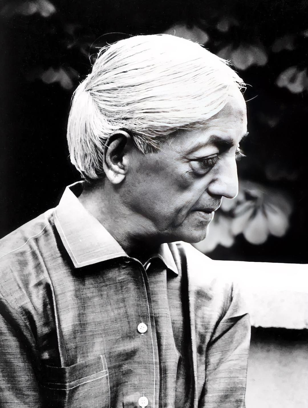 克里希那穆提说：冲突会让人分裂为观察者与被观察者，消耗能量；真正的能量源于两者的