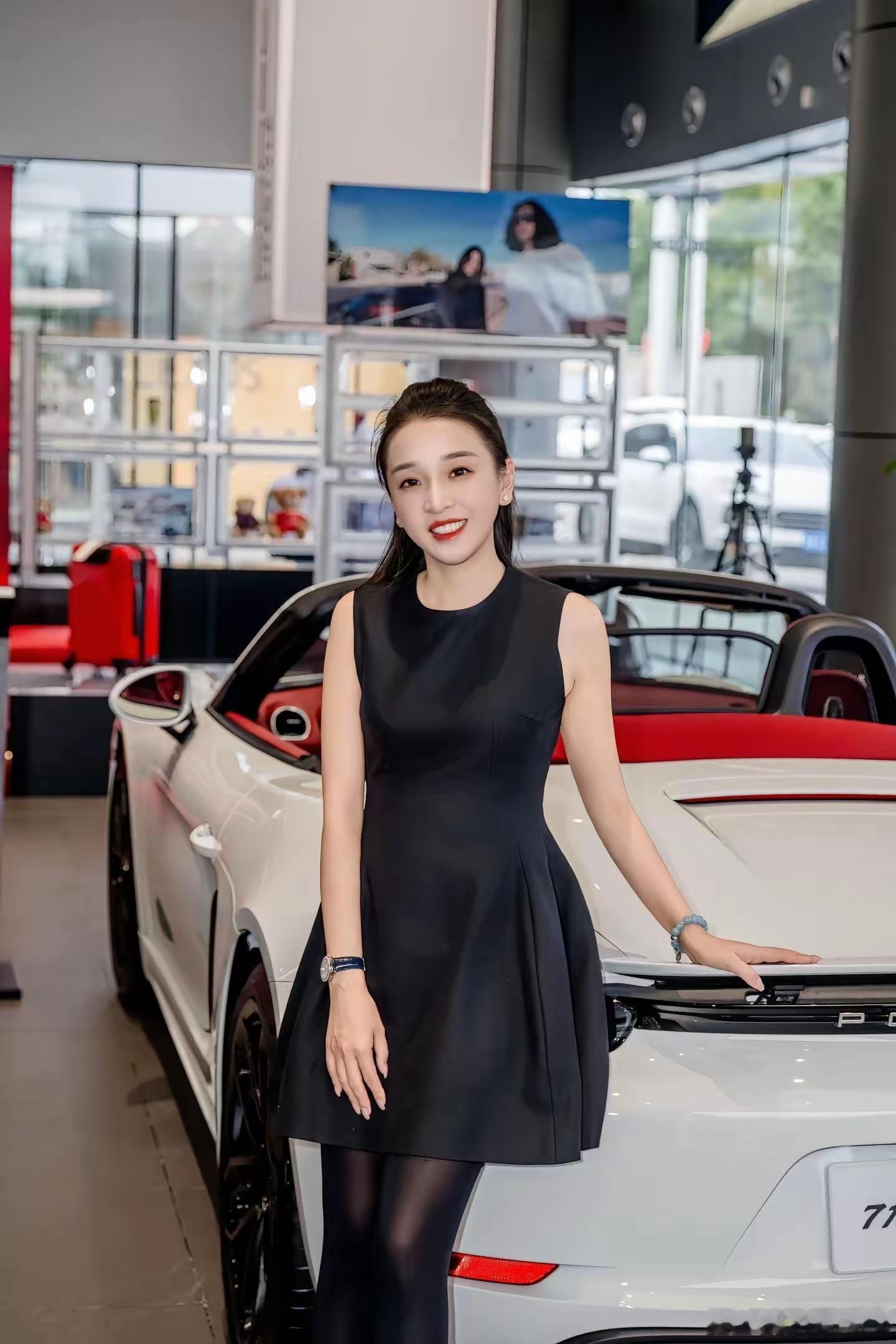 穿着得体，长相亲和，青岛保时捷女销冠，活该人家发财[good] ​​​