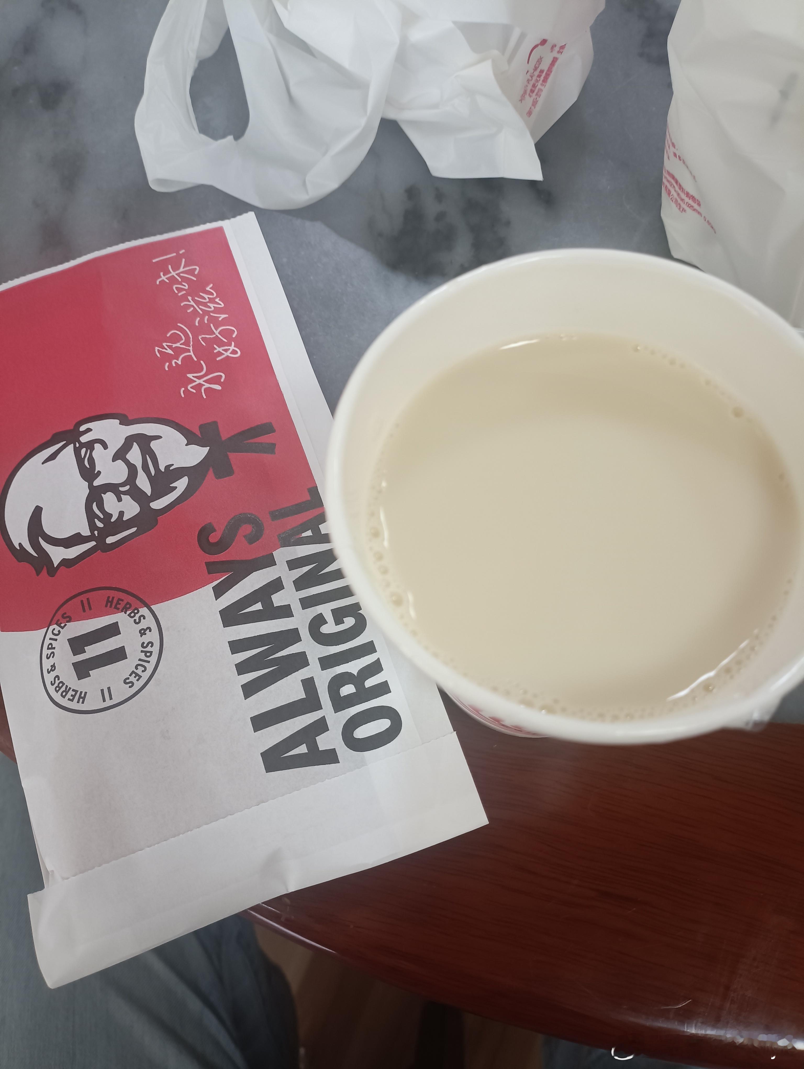 昨晚睡觉，孩子说她肚子饿了，我一看时间，将近11点了，我去哪给她整吃的，冰箱也只