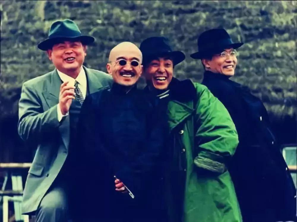 如果不是军大衣露馅，还真以为是哪部戏里的镜头呢。张导平时一脸严肃，热闹起来可真“
