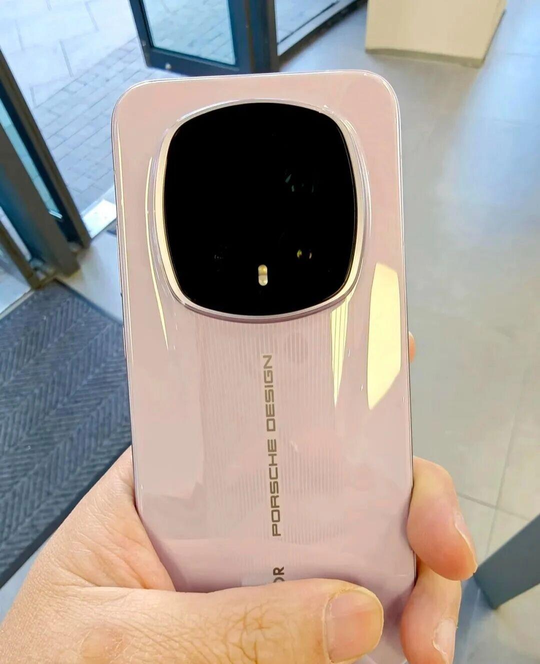 荣耀magic8 RSR非凡大师上手体验,说说小编的真实感受① 拿在手上总感觉像