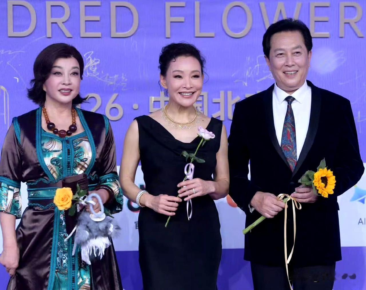 47年后，电影《小花》的三位主演，于8月10日举办的百花奖红毯现场重逢。
197